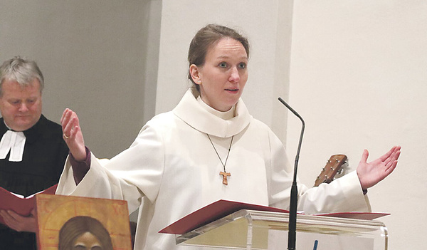 Gudrun Becker, die Ökumene-Referentin der Diözese Linz, beim ökumenischen Gottesdienst in der altkatholischen Kirche in Linz   