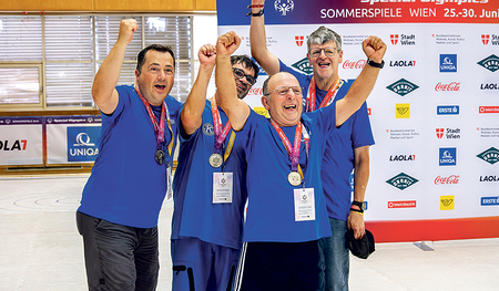 Große Freude bei der Stocksport-Mannschaft über die Silbermedaille. Am Bild v. l. n. r. ­Trainer Wolfgang Auer und die Sportler Franz Röbl, Werner Scheichl und Peter Brandstetter. 