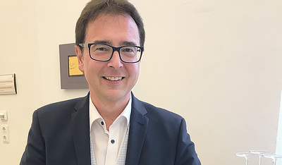 Gert Smetanig ist Dechant von Braunau und Altheim-Aspach sowie Regionaldechant des Innviertels. Als Pfarrer wirkt er in Burgkirchen und Mauerkirchen, als Pfarrprovisor in Minnig und St. Peter am Hart.    