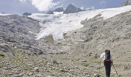 Als eine Art Mondlandschaft liegt das Geröll bis zu den Resten des Hallstätter Gletschers (Dachsteinmassiv). Wie im Leben geht man beim Bergsteigen manchmal auch durch karstiges Gebiet. 