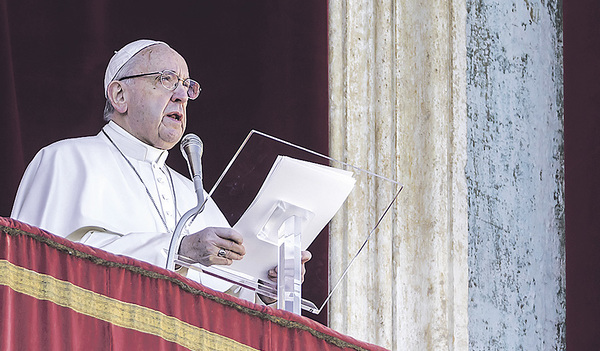 Den traditionellen Segen „urbi et orbi“ verband Papst Franziskus mit einer universalen Botschaft an alle Menschen.  