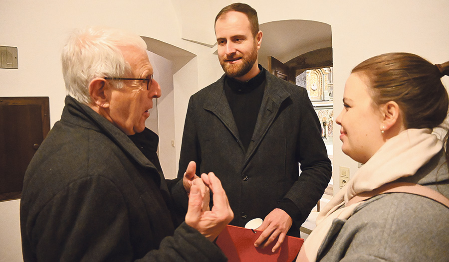 Friedrich Gerstorfer von PRO ORIENTE (v. li.), Pfarrer Nikola und seine Frau Jelena, eine serbisch-ortodoxe Christin aus Wels