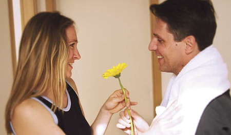 Mann schenkt seiner Partnerin eine gelbe Gerbera - Man donates a yellow gerbera to his partner