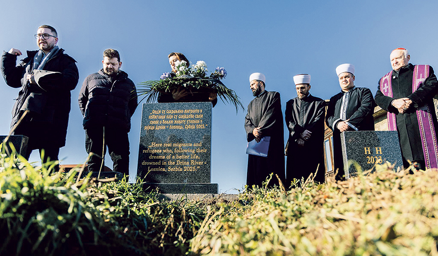 Kardinal Ladislav Nemet SVD (re. im Bild) bei der interreligiösen Feier: „Ob man sie legal oder illegal nennt, ändert nichts an der Würde der Menschen. Gott ist weitaus barmherziger als all unsere Gesetze, Vorschriften und die Grenzpolizei.“ 