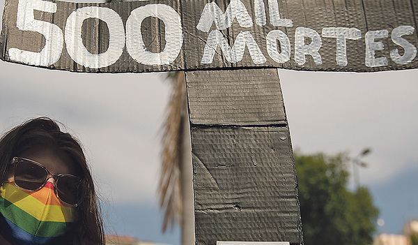 In der Metropole Sao Paulo sollen laut  Angaben der Veranstalter rund 100.000 Personen an den Demonstrationen teilgenommen haben. Im Bild: „500.000 Todesfälle. Bolsonaro raus!“ steht auf dem Kreuz. 