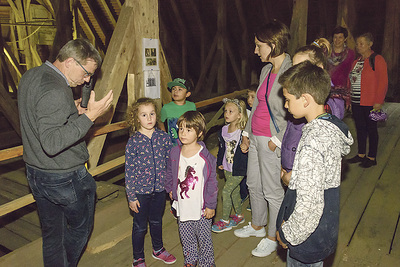 Kinder erkunden den Dachboden und den Turm der Stadtpfarrkirche in Steyr. 