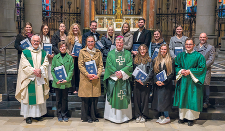 Den neuen Religionslehrer:innen wurde bei der Sendungsfeier eine Bibel überreicht.  
