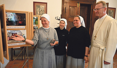Abt Lukas Dikany vom Stift Schlägl (re.) hält zu seinen Nachbarinnen in Tschechien Sr. Tobia, Sr. Pia und Sr. Karmela (v. li.) freundschaftlichen Kontakt.