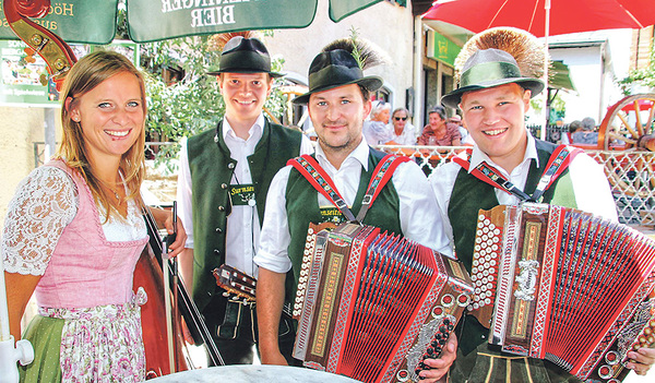 Die Musikanten (v. l. n. r.): Christina Fischbacher, Bernhard Weikinger, Patrick Eisl, Valentin Wallner