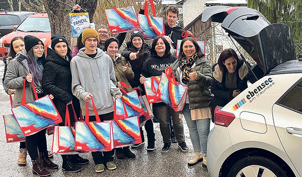 Die Spenden wurden in bunten Taschen den Community Nurses übergeben.   