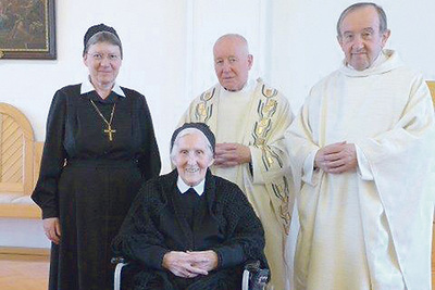 Die Jubilarin Sr. Heriberta Schwarz (sitzend) mit Priorin Sr. Hanna Jurman, P. Andreas Kolm OSB und Pfarrer P. Alois Mühlbachler OSB  