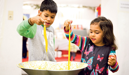 Kerzenziehen ist neu bei  „Advent am Dom“.  