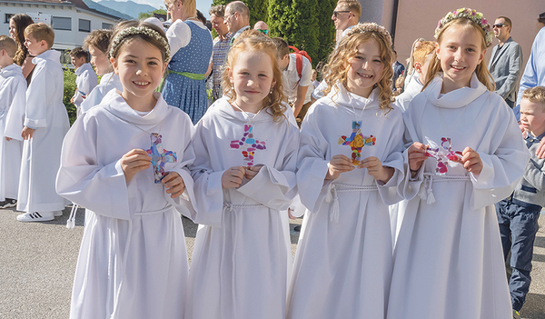 Die Erstkommunion ist ein besonderes Fest, denn danach gehören Kinder schon ein bisschen zu den „Großen“ in der Kirche.