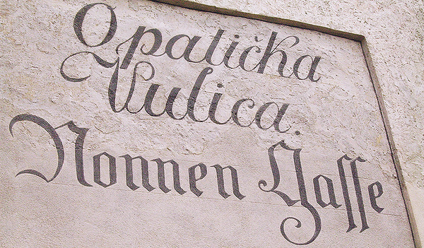 Zweisprachige Straßenbezeichnung in der Oberstadt von Zagreb.  