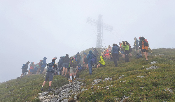 Das Wetter hielt die Bergsteiger:innen nicht von der Messfeier ab. 