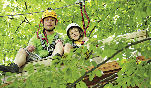 Abseilen im Hochseilgarten – mit dem Papa an der Seite hält man auch ein bisschen Nervenkitzel aus.