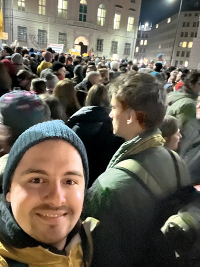 Rafael Haigermoser hat als ehrenamtlicher Vorsitzender der Katholischen Jugend Österreich an der Abenddemonstration zum Schutz der Demokratie teilgenommen. 