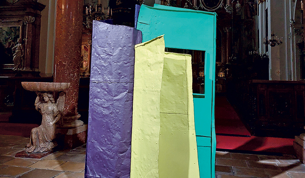 Kienzers Kupferskulptur im Alten Dom Linz. In Ried wird am 16. Mai seine Ausstellung „fragile stabilities“ eröffnet.