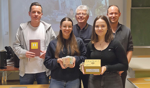 Heinz Wegerer dankt Nicole Langeder und  Alexandra Obernberger (von links) sowie den beiden Lehrern Karl Hackl und Lukas Reitbauer.   