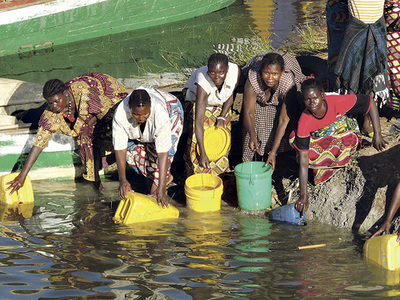 Die Caritas unterstützt Projekte für den Brunnenbau. Die Bilder aus dem Kongo zeigen den Alltag vieler Frauen: Wasser zu holen und ins Dorf zu tragen ist Frauensache.