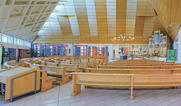 Die „Autobahnkirche“ in Haid bei Ansfelden. Hier wurde eine „Raum-in-Raum“-Lösung geschaffen. Das Pfarrheim wurde in die Pfarrkirche integriert: Die Werktagskapelle wurde in einen Pfarrsaal umgebaut.  