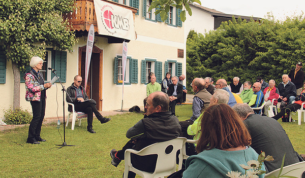 Erna Putz (stehend) und Wolfgang Bögl lasen aus den Jägerstötter-Briefen vor.