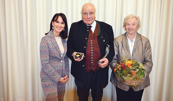 Mesner-Referentin Ines Schaupp-Steinhäusl (von links), die „Mesner-Legende“ Georg Windtner und seine Frau Christine