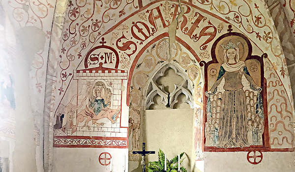 Im Gotteshaus findet sich eine bemerkenswerte Schutzmantelmadonna (rechts). 
