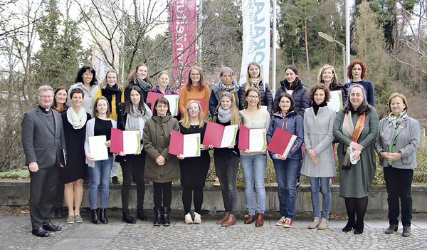 Die 28 Leiterinnen mit Bischof Dr. Manfred Scheuer (links), Mag. Edith Bürgler-Scheub­mayr und Mag. Veronika Domberger von Caritas für Kinder und Jugendliche (1. Reihe, rechts)  