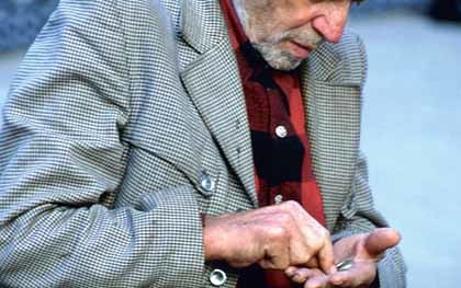 Alter Mann zaehlt seine letzten Muenzen
[(c) by BilderBox.com; Erwin Wodicka, A-4062 Breitbrunn. Tel.: 0043 676 5103 678. Veroeffentlichung nur nach unseren AGBs: www.bilderbox.com/agb.html. Bild honorarpflichtig! Konto DEU: Spk.Passau, BLZ 74050000