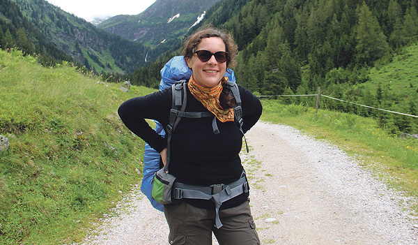 Das Bild, das Sarah Kanawin beim Wandern zeigt stammt aus der Zeit vor der Erkrankung. „Ich war früher überdurchschnittlich aktiv“,  sagt Sarah Kanawin.   