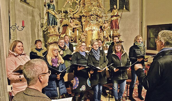 Der Chor bei der ersten Gospelmesse in Schwertberg   