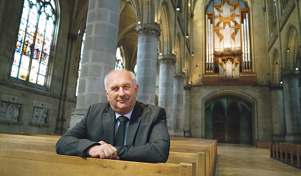 Musizieren mit Qualität und Begeisterung – dafür steht Wolfgang Kreuzhuber. Im Hintergrund: die Rudigierorgel, die für ihn „eine der schönsten Orgeln der Welt ist“.