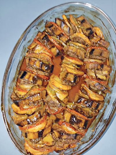 Eine Art Auflauf mit Auberginen, Zucchini und Tomaten