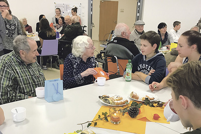 Schüler/innen der Neuen Mittelschule Haslach. Die Schüler/innen im Fach „Soziales Lernen“ knüpfen Kontakt zu alten Menschen und zu Menschen mit Beeinträchtigungen, sie feiern mit Asylwerbenden und sammeln Spenden für ein Straßenkinderprojekt. Kreativ