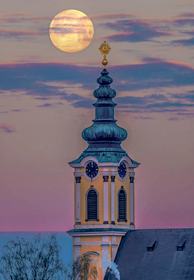 Der leicht schief geneigte Kirchturm von Scharten.   