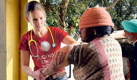 Am Rand der modernen Millionenstadt Chandigarh leiden viele junge Menschen unter Mangelernährung und fehlender Hygiene. Ein Team von „Jugend Eine Welt“ fährt mit einem Kleinbus zu 21 Stationen in den Slums und bietet medizinische Hilfe und vorbeugend