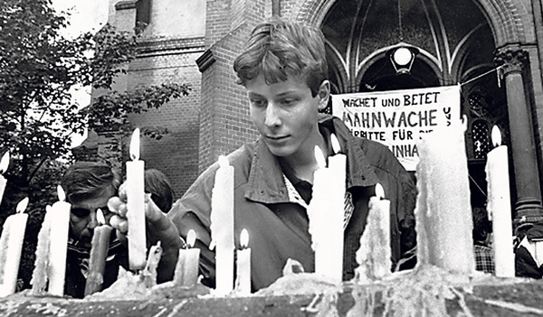 Mahnwache im Herbst 1989 vor der Gethsemane-Kirche in Ostberlin. 