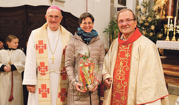 Propst Johannes Holzinger vom Stift St. Florian, Pfarrgemeinderats-Obfrau Jutta Bodhal und der ­Jubilar Pfarrer Karl Arbeithuber (von links)  