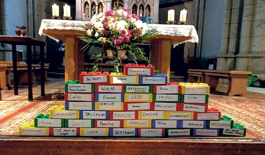 Die Mauer entstand beim „Kreativteil“ der Wort Gottes-Feier.   