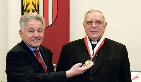 LH. Dr. Josef P?hringer verleiht Bischof Dr. Maximilian Aichern die h?chste Auszeichnung des Landes. Das gro?e goldene Ehrenzeichen.