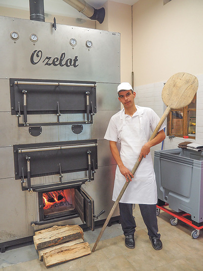 Andor Kovács vor dem Holzbackofen in der neu eröffneten Bäckerei in Subotica.     