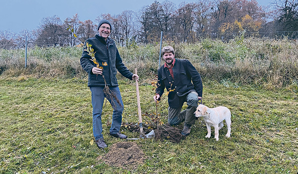 Förster Georg Kolodziejczak von der diözesanen Forstverwaltung (rechts) und Bischofsvikar Johann Hintermaier bei der Pflanzung.   