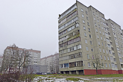 Es wurde u.a. durch Spenden von Leserinnen und Lesern der KirchenZeitung errichtet. Plattenbauten in Minsk. 