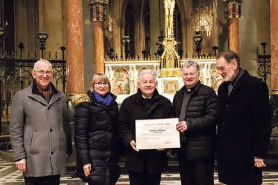 Bischofsvikar Johann Hintermaier, Projektkoordinatorin Karin Imlinger-Bauer, LH a.D. Josef Pühringer mit dem Dekret, Bischof Manfred Scheuer und Dompfarrer Max Strasser. 