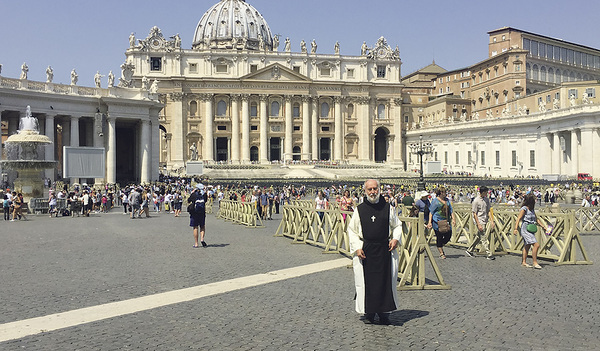 P. José Hehenberger in seinem Ordenshabit verlässt den Petersplatz. Es tut ihm doch ein wenig leid, dass er bei der Generalaudienz nicht kurz mit Papst Franziskus sprechen konnte.    