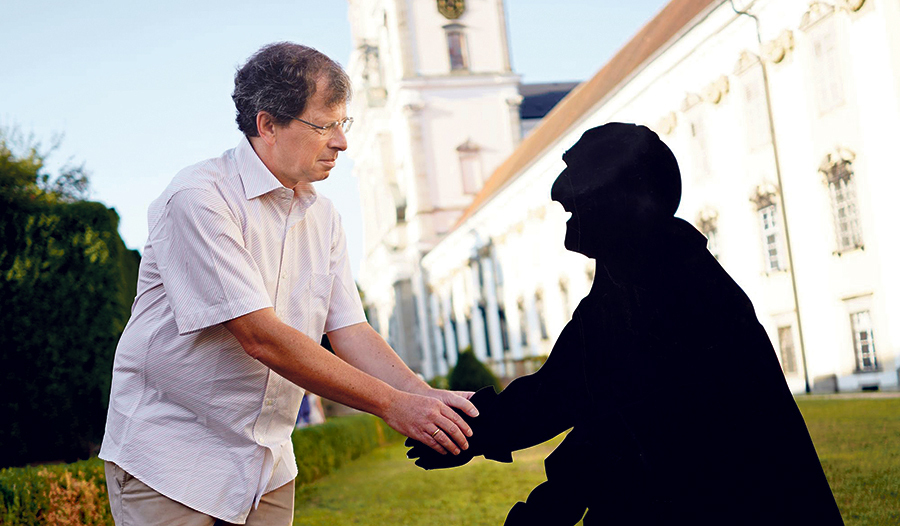 Zwei Männer schütteln sich die Hand
