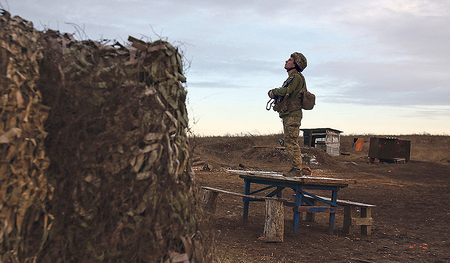 Warten, ob der Krieg kommt. Ein ukrainischer Soldat in der Ostukraine. 