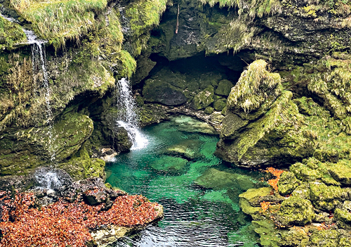 Wasser: Quelle des Lebens und Lebenselixier für alle Menschen auf dieser Erde.    