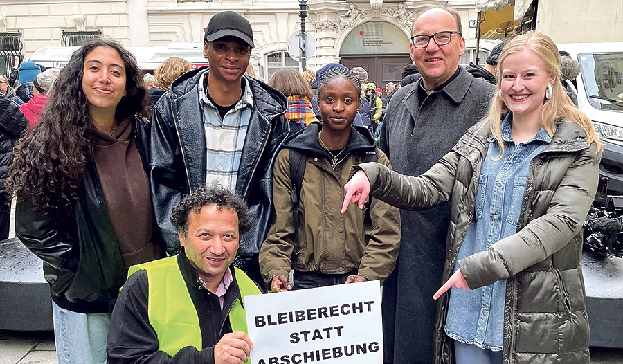 Victoria und Joseph Oshakuade (2. und 3. v. li.) mit Bischof Hermann Glettler (4. v. li.) und mehreren Aktivist:innen auf der Kundgebung in Wien. 